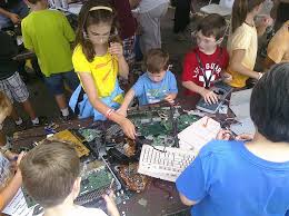 "Kids taking things apart at Wrecklab" [CC BY-NC 2.0] by Les Orchard on Flickr